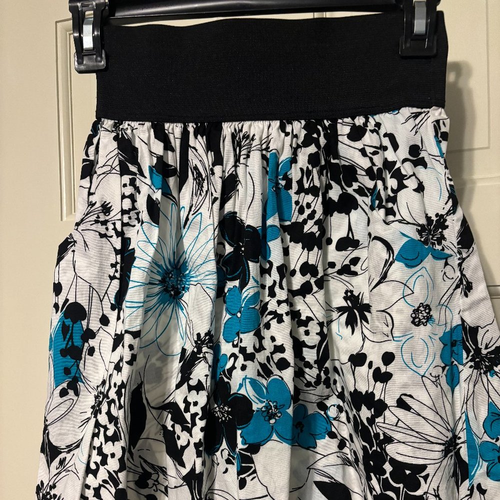 BODY CENTRAL JUNIORS SIZE SMALL FLORAL SKIRT. MINI SKIRT